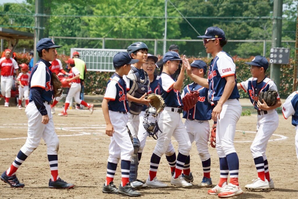 試合でハイタッチ　千葉県市原市　少年野球チーム　三和クラブ